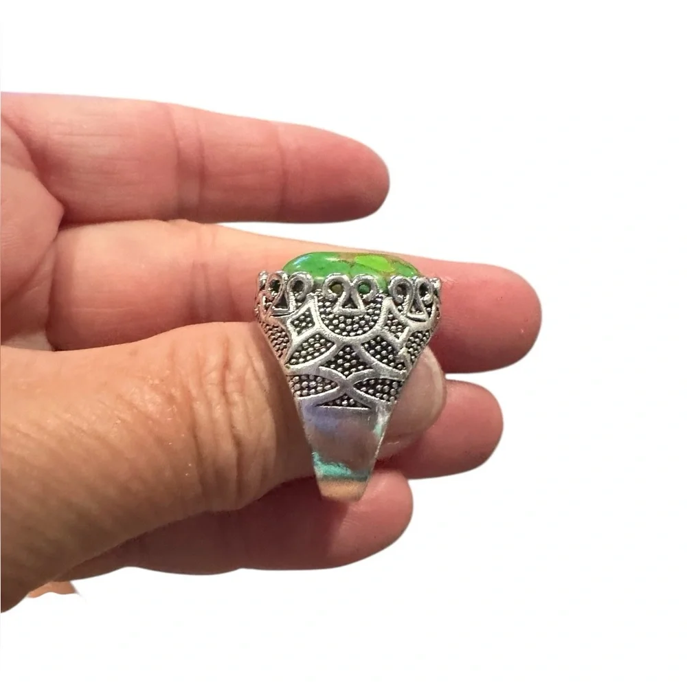 Silver Veined Green Stone Ornate Embossed Ring